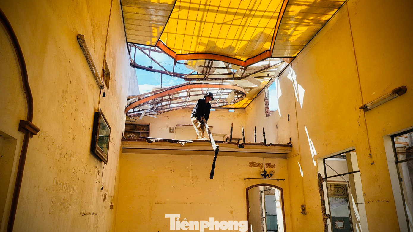 Nhìn căn nhà khang trang, là nơi sinh sống cả đời nhưng nay phải tháo dỡ đi để nhường chỗ làm cao tốc, ông Võ Văn Phượng (trú xã Nghĩa Kỳ) tỏ vẻ tiếc nuối. Tuy nhiên vì công trình trọng điểm quốc gia nên ông chấp nhận dỡ nhà, bàn giao mặt bằng mặc dù chưa thống nhất đơn giá bồi thường.