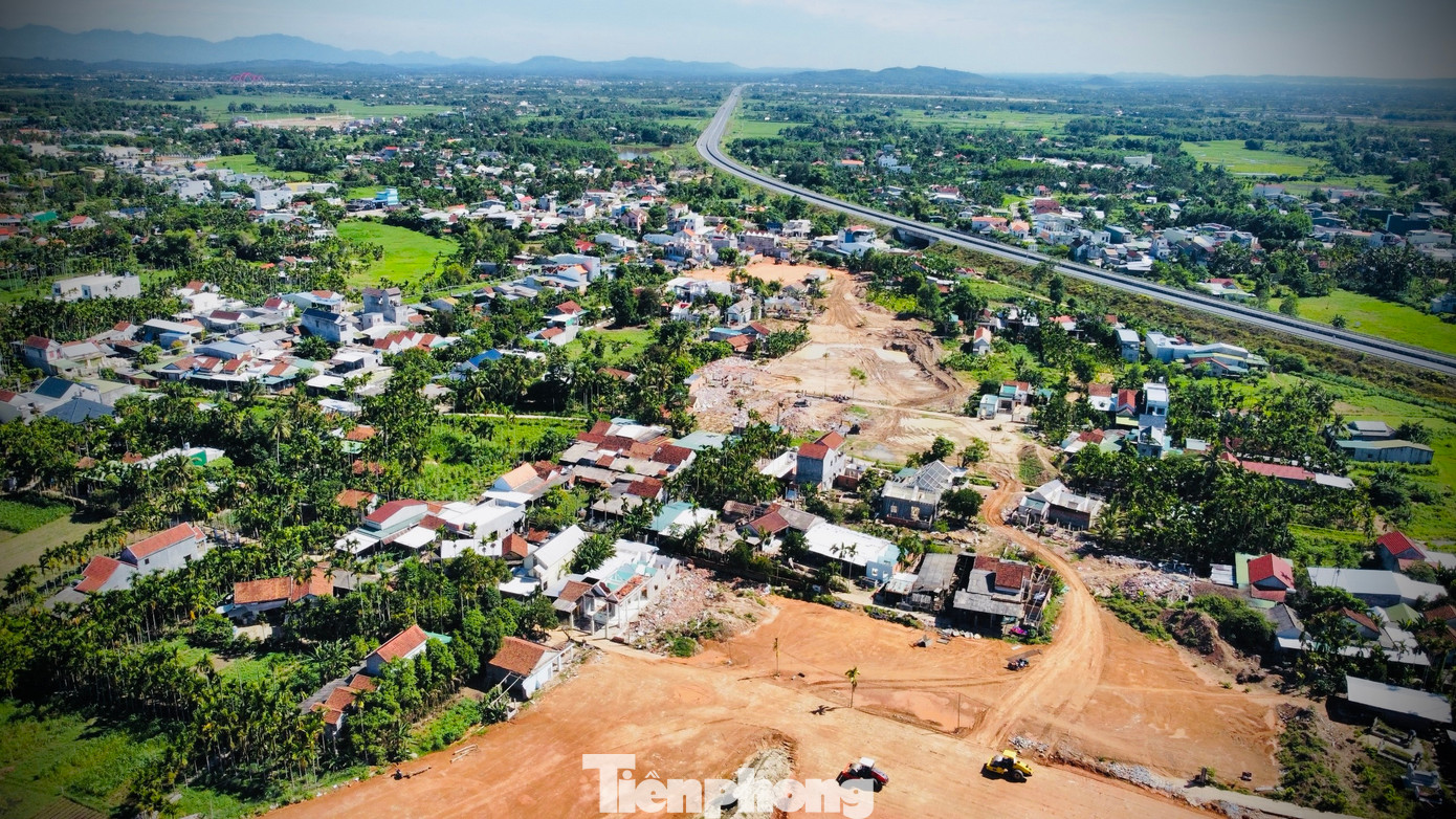 Theo ghi nhận của PV, vị trí đầu tuyến Km0+800 thuộc gói thầu XL1 (qua xã Nghĩa Kỳ, huyện Tư Nghĩa) là đoạn tuyến còn nhiều nhà dân chưa đồng thuận bàn giao mặt bằng nhất. Vị trí này được thiết kế xây dựng cầu vượt nối cao tốc Quảng Ngãi - Hoài Nhơn với cao tốc Đà Nẵng - Quảng Ngãi.