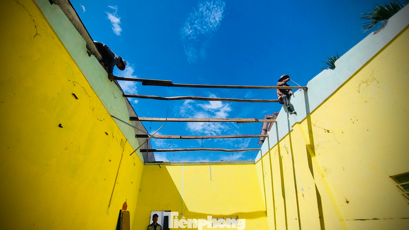 Nhìn căn nhà khang trang, là nơi sinh sống cả đời nhưng nay phải tháo dỡ đi để nhường chỗ làm cao tốc, ông Võ Văn Phượng (trú xã Nghĩa Kỳ) tỏ vẻ tiếc nuối. Tuy nhiên vì công trình trọng điểm quốc gia nên ông chấp nhận dỡ nhà, bàn giao mặt bằng mặc dù chưa thống nhất đơn giá bồi thường.