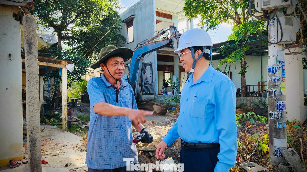 Chủ tịch UBND huyện Tư Nghĩa - ông Nguyễn Đăng Vinh (bên phải) cho biết, cả hệ thống chính trị địa phương đã vào cuộc trên tinh thần khẩn trương và không thể chậm trễ được nữa. Từ ngày 1/6 tới nay, huyện đã thành lập nhiều tổ vừa vận động vừa giải thích, phối hợp nhiều lực lượng để hỗ trợ người dân tháo dỡ, di chuyển đồ đạc đến nơi ở mới, tạo điều kiện tốt nhất để bà con sớm ổn định cuộc sống.