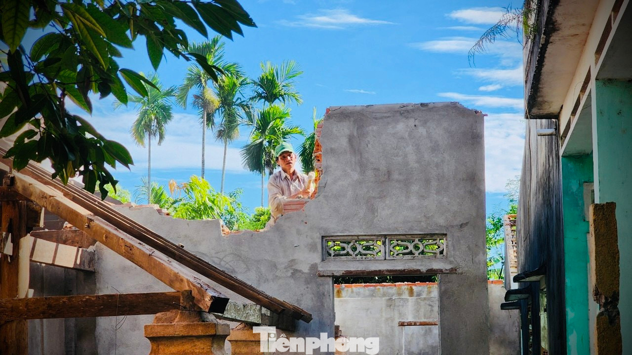 “Dù gia đình chưa thống nhất với đơn giá bồi thường, tuy nhiên vì tiến độ công trình trọng điểm quốc gia nên gia đình tôi đã chấp nhận và huy động người thân đến dọn nhà, tháo dỡ các hạng mục quan trọng còn sử dụng được để sớm di dời đến nơi ở mới và bàn giao mặt bằng cho nhà thầu thi công”, ông Phượng nói.