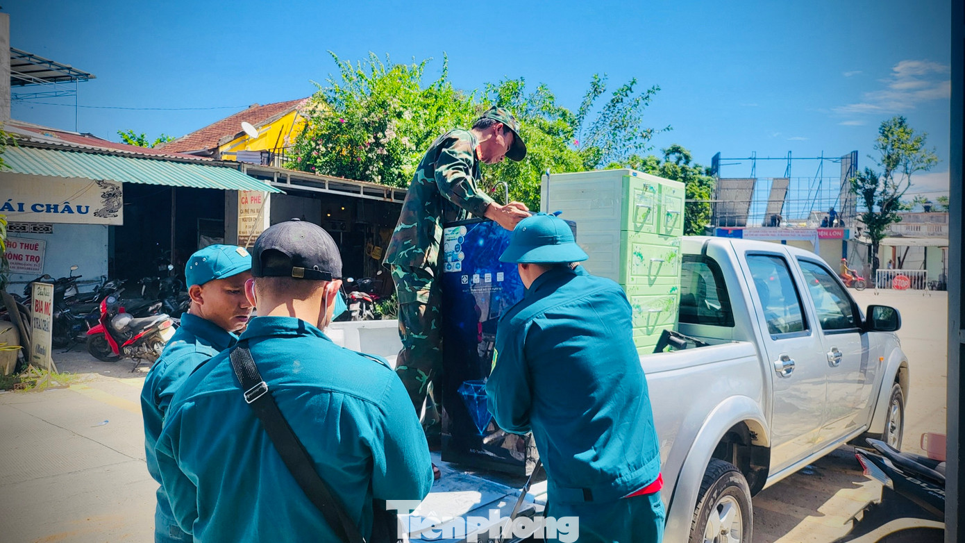 Để hỗ trợ người dân di dời thuận lợi, chính quyền huyện Tư Nghĩa cũng đã cử các lực lượng đoàn viên thanh niên, dân quân tự vệ… đến chung tay thu dọn tài sản.