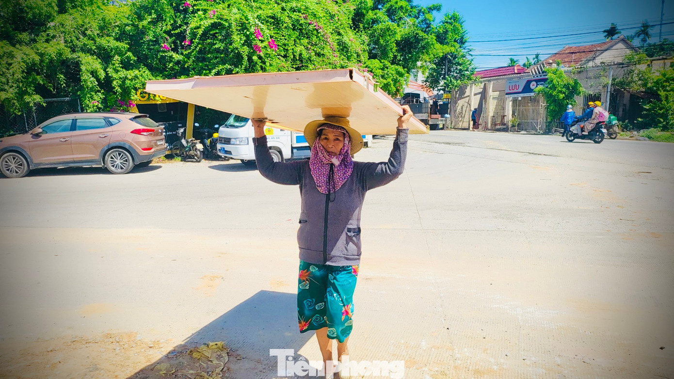 Thời tiết nắng nóng nhưng công tác chuyển dời đồ đạc được người dân thực hiện khá khẩn trương.