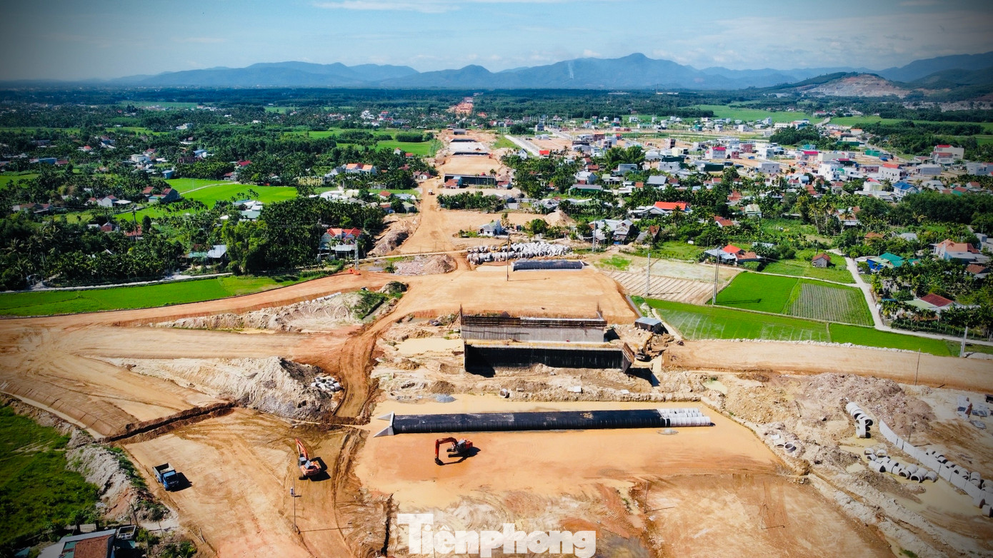 Dự án cao tốc Quảng Ngãi - Hoài Nhơn thuộc dự án xây dựng công trình đường bộ cao tốc Bắc Nam phía đông giai đoạn 2021-2025. Đây là dự án có quy mô lớn nhất trong 12 dự án thành phần thuộc Dự án cao tốc Bắc Nam. Cao tốc Quảng Ngãi - Hoài Nhơn đoạn qua Quảng Ngãi có tổng chiều dài hơn 60 km, đi qua các huyện Tư Nghĩa, Nghĩa Hành, Mộ Đức và thị xã Đức Phổ.