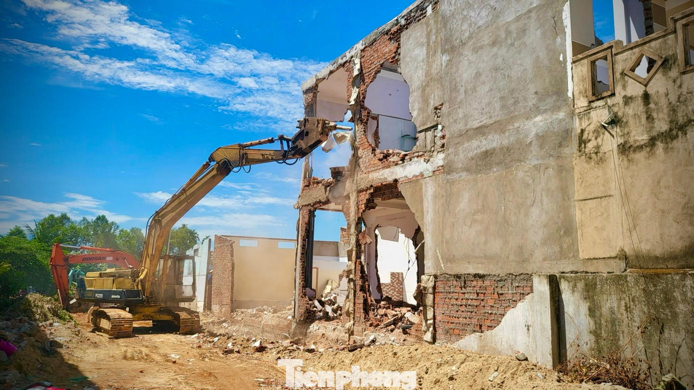 Nhìn căn nhà khang trang, là nơi sinh sống cả đời nhưng nay phải tháo dỡ đi để nhường chỗ làm cao tốc, ông Võ Văn Phượng (trú xã Nghĩa Kỳ) tỏ vẻ tiếc nuối. Tuy nhiên vì công trình trọng điểm quốc gia nên ông chấp nhận dỡ nhà, bàn giao mặt bằng mặc dù chưa thống nhất đơn giá bồi thường.