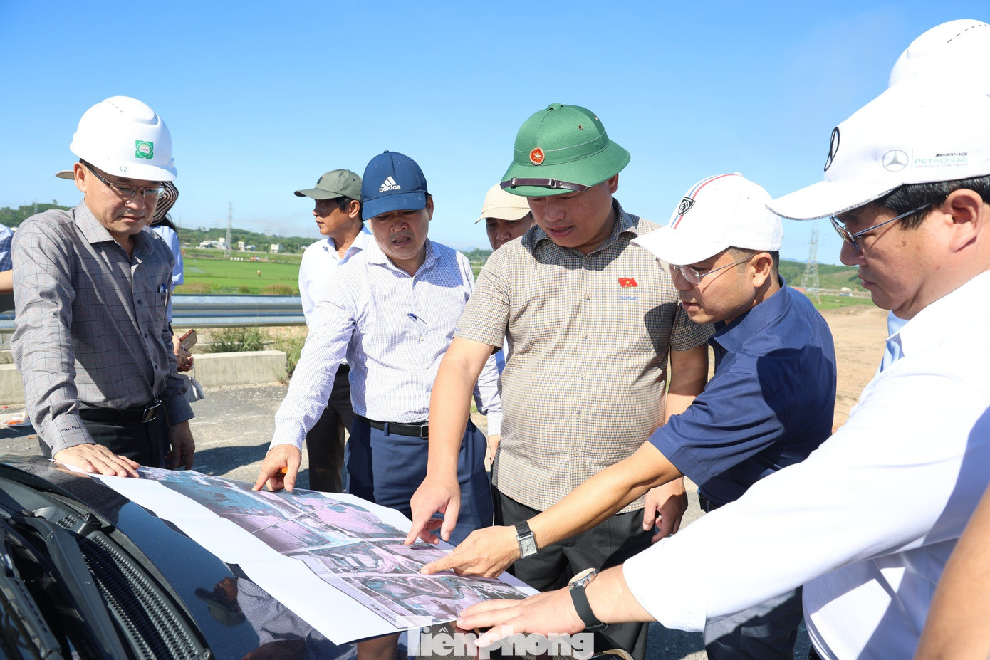 Liên quan đến vấn đề này, ngày 12/6, ông Đặng Ngọc Huy - Phó Bí thư Thường trực Tỉnh ủy Quảng Ngãi - đi khảo sát thực tế và làm việc với các đơn vị liên quan về nút giao này. Ảnh: Nguyễn Ngọc.