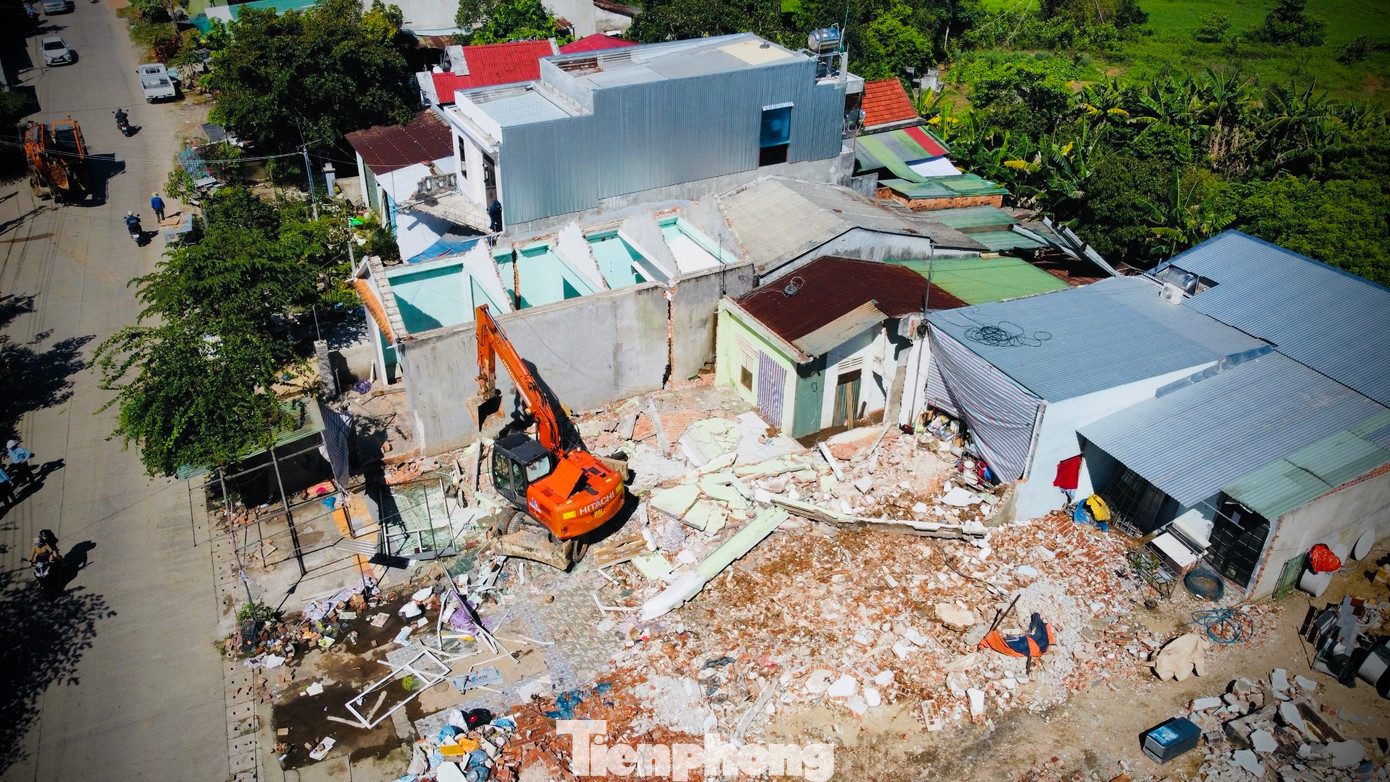 Tuy nhiên, bằng sự vào cuộc quyết liệt của các cấp chính quyền huyện Tư Nghĩa, hàng chục hộ dân có nhà ở nằm trong diện bồi thường, GPMB đã hiểu ra tính chất quan trọng của dự án và đã chủ động tháo dọn nhà cửa, bàn giao mặt bằng cho nhà thầu thi công trước khi lực lượng cưỡng chế vào cuộc.