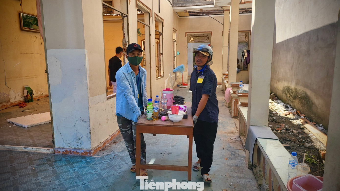 Để hỗ trợ người dân di dời thuận lợi, chính quyền huyện Tư Nghĩa cũng đã cử các lực lượng đoàn viên thanh niên, dân quân tự vệ… đến chung tay thu dọn tài sản.