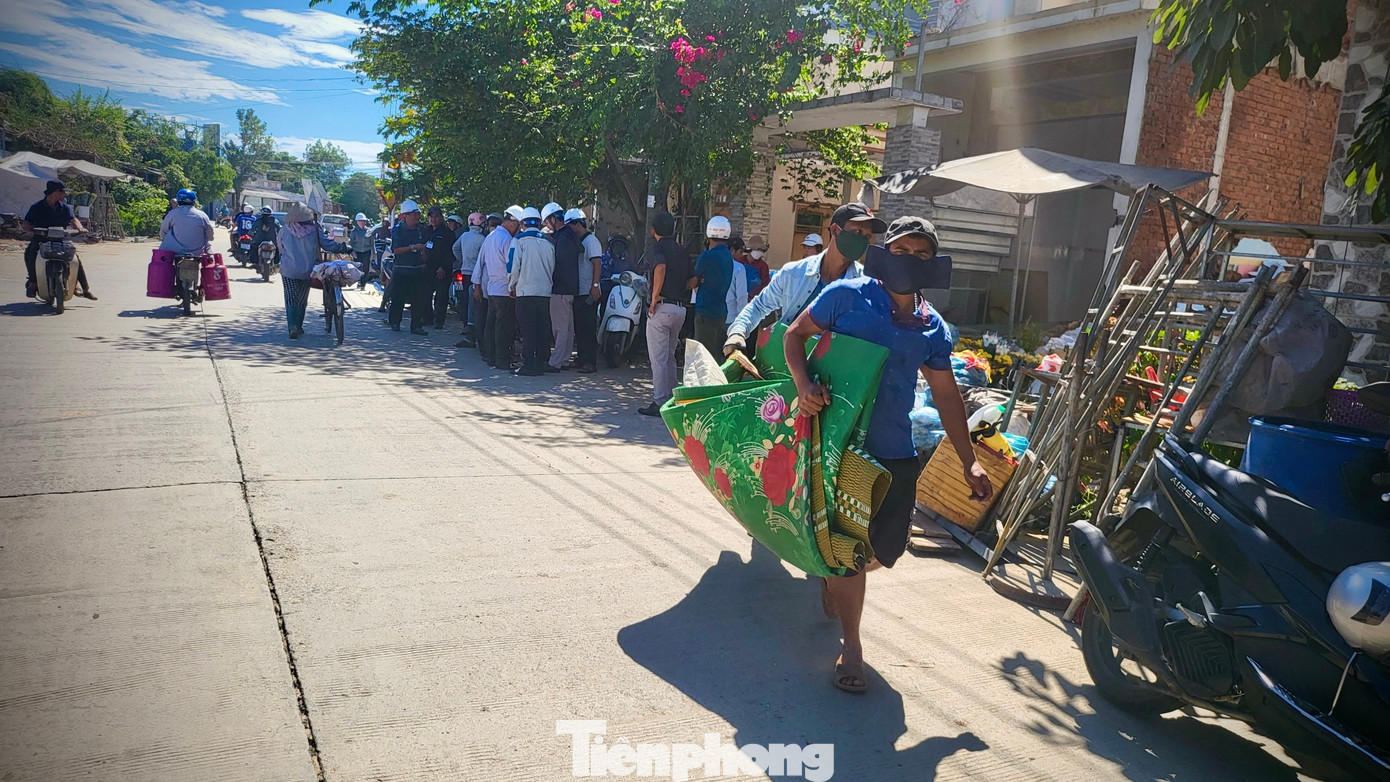 Thời tiết nắng nóng nhưng công tác chuyển dời đồ đạc được người dân thực hiện khá khẩn trương.