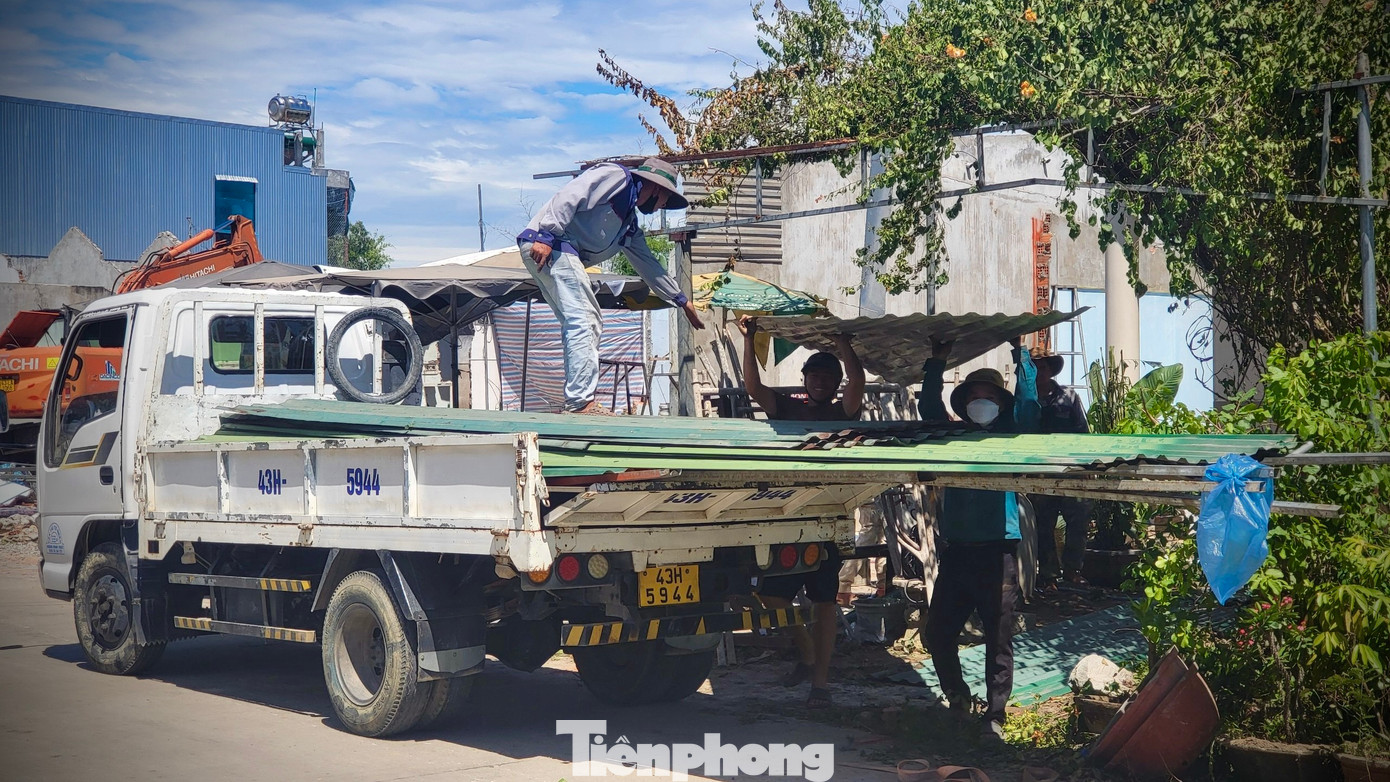 Những tài sản, vật dụng giá trị được tháo dỡ, chuyển đến nơi tái định cư.