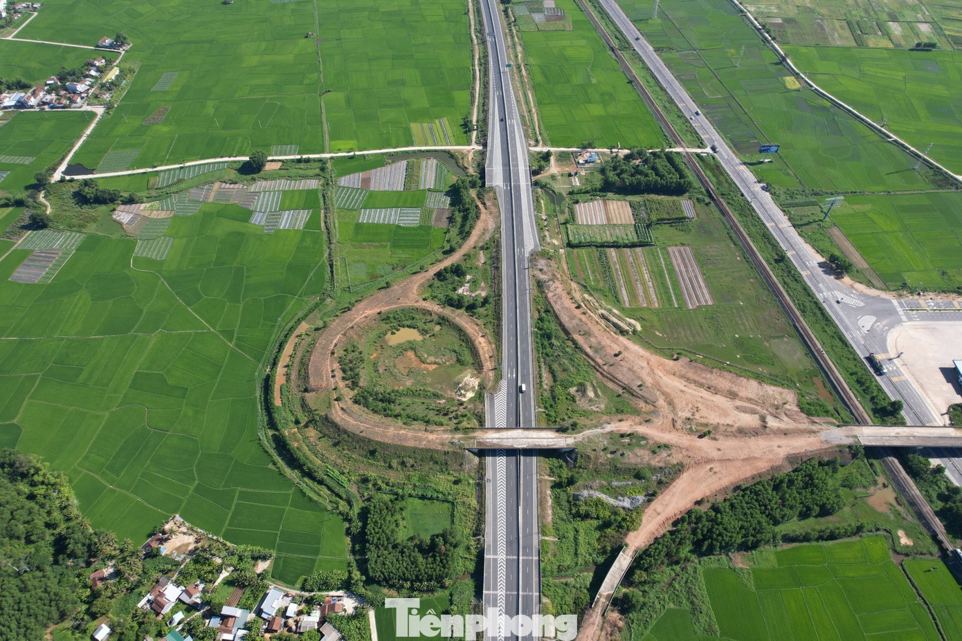 Lãnh đạo tỉnh Quảng Ngãi yêu cầu VEC thực hiện đúng cam kết với tỉnh và các địa phương trong việc hoàn trả các tuyến đường dân sinh phục vụ thi công cao tốc Đà Nẵng - Quảng Ngãi để đảm bảo giao thông đi lại cho người dân. Ảnh: Nguyễn Ngọc.