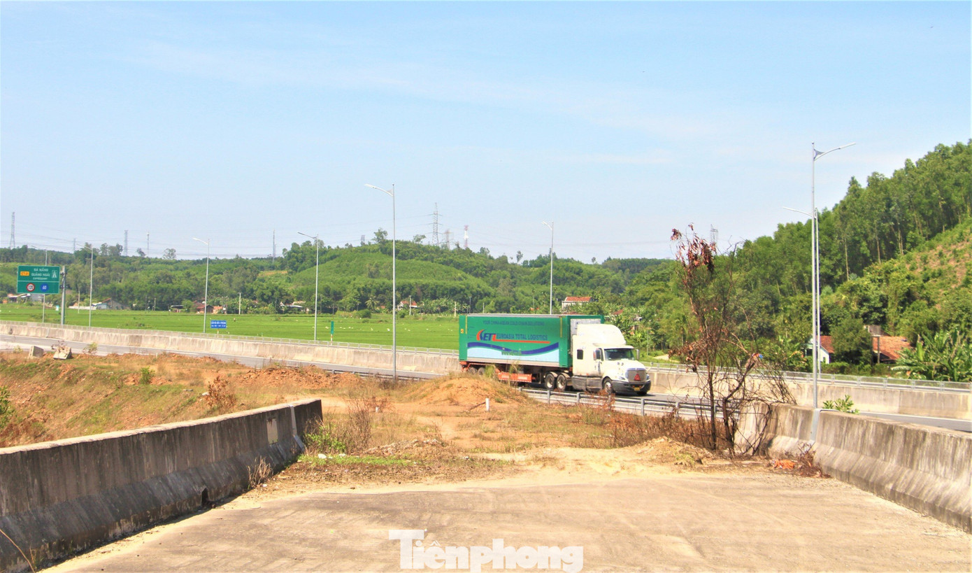 "Hiện nay, mỗi năm có 40.000 tấn hàng hóa được xuất nhập khẩu qua cảng Dung Quất, lợi nhuận của nhiều doanh nghiệp được tính bằng thời gian, do vậy chi phí trong tiết kiệm được quãng đường là rất quan trọng. Do vậy, VEC cần sớm hoàn thiện thi công nút giao, nhằm góp phần thu hút hiệu quả đầu tư vào KKT, đáp ứng mong mỏi của doanh nghiệp, cũng như giải quyết dứt điểm những bức xúc trong nhân dân", ông Lễ nói.