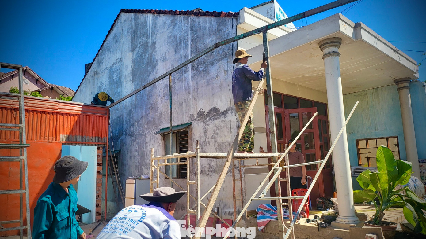 “Dù gia đình chưa thống nhất với đơn giá bồi thường, tuy nhiên vì tiến độ công trình trọng điểm quốc gia nên gia đình tôi đã chấp nhận và huy động người thân đến dọn nhà, tháo dỡ các hạng mục quan trọng còn sử dụng được để sớm di dời đến nơi ở mới và bàn giao mặt bằng cho nhà thầu thi công”, ông Phượng nói.