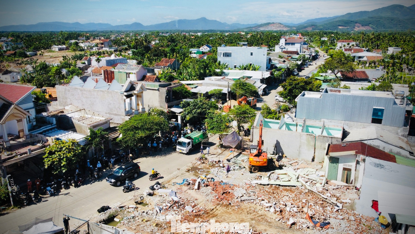 Hiện mốc thời gian 30/6 đang cận kề, tỉnh Quảng Ngãi huy động tối đa cả hệ thống chính trị vào cuộc và đã có những chuyển biến tích cực khi phần lớn hộ dân có nhà nằm trong diện bồi thường, giải phóng mặt bằng (GPMB) đã chủ động tháo dỡ nhà cửa.