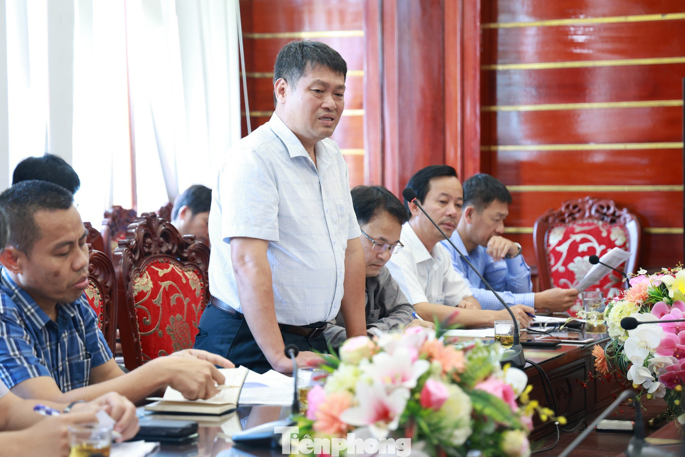 Tại buổi làm việc, Phó Tổng Giám đốc VEC Đặng Hoài Nam lý giải nguyên nhân dẫn đến việc chưa hoàn thành nút giao Dung Quất - Trì Bình là do công tác bàn giao mặt bằng chậm, ảnh hưởng của COVID-19, Việt Nam phải thực hiện giãn cách xã hội trong thời gian dài, nên lãnh đạo các nhà thầu nước ngoài không thể sang Việt Nam để chỉ đạo thực hiện các khối lượng còn lại. Hiệp định vay vốn Ngân hàng Thế giới (WB) kết thúc vào tháng 4/2019 không được gia hạn thêm, một số cơ chế chính sách có sự điều chỉnh, dẫn đến VEC không thể huy động vốn để tiếp tục đầu tư dự án nên nút giao chưa thể hoàn thành. Ảnh: Nguyễn Ngọc.