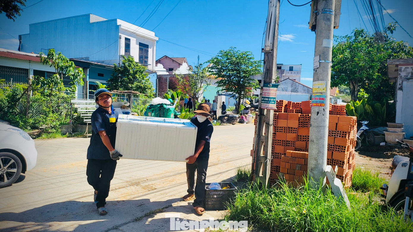 Thời tiết nắng nóng nhưng công tác chuyển dời đồ đạc được người dân thực hiện khá khẩn trương.