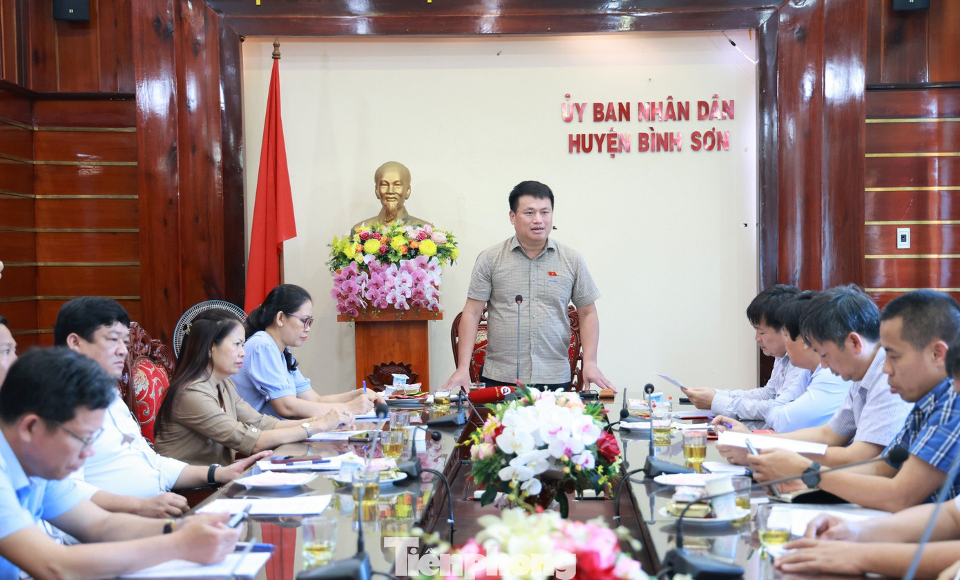 Phát biểu kết luận buổi làm việc, ông Đặng Ngọc Huy đề nghị VEC sớm hoàn thiện các thủ tục liên quan để triển khai thi công hoàn thành và đưa nút giao Dung Quất - Trì Bình vào sử dụng trong năm 2025, tạo điều kiện thuận lợi để tiếp tục thu hút các nhà đầu tư đến đầu tư tại KKT Dung Quất. Ảnh: Nguyễn Ngọc.