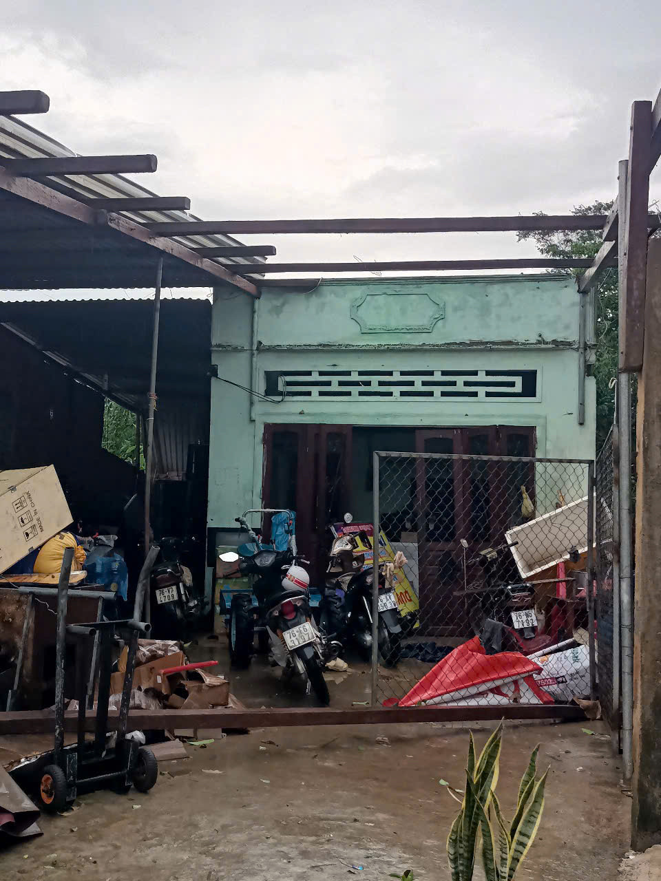 Nhiều nhà dân bị tốc mái hư hỏng hoàn toàn.