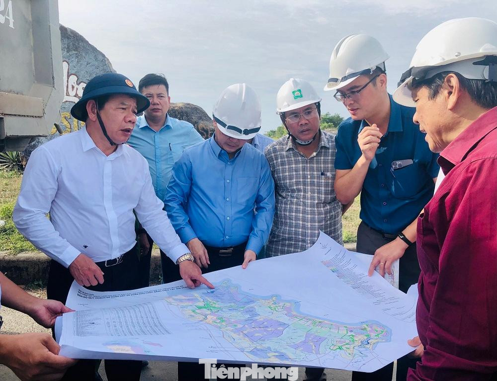 Chủ tịch UBND tỉnh Quảng Ngãi Đặng Văn Minh kiểm tra thực tế tuyến đường KKT Dung Quất- KKT mở Chu Lai.