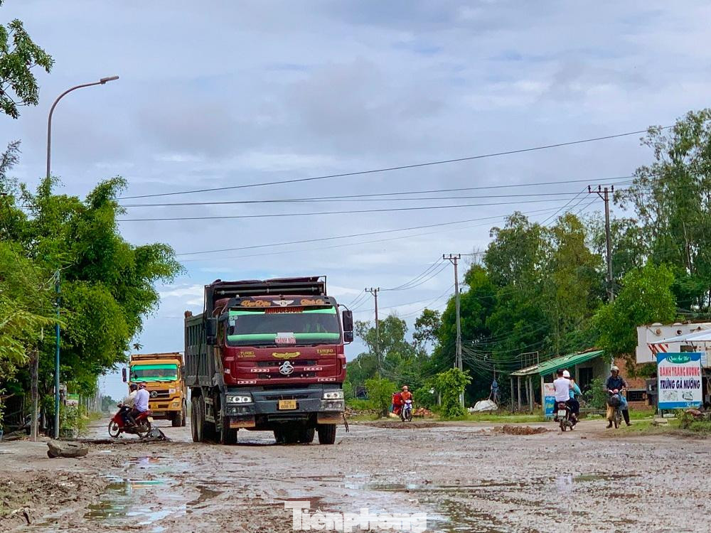 Người dân phải sống trong cảnh "nắng bụi, mưa bùn".