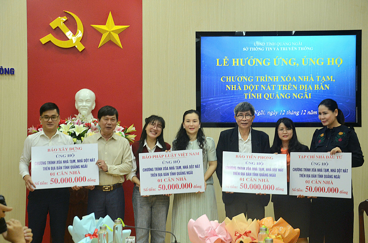 Các cơ quan báo chí ủng hộ với tổng số tiền 200 triệu đồng vào chương trình xóa nhà tạm, nhà dột nát ở Quảng Ngãi.