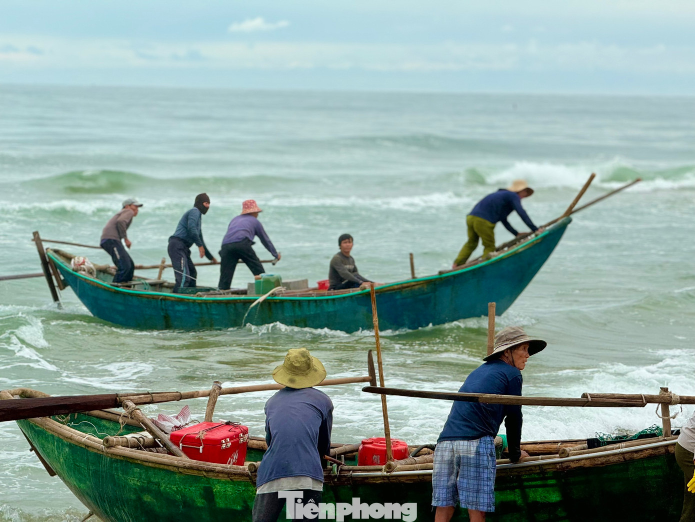 Dù biết nguy hiểm, nhưng nhiều ngư dân vẫn đánh cược để mưu sinh.