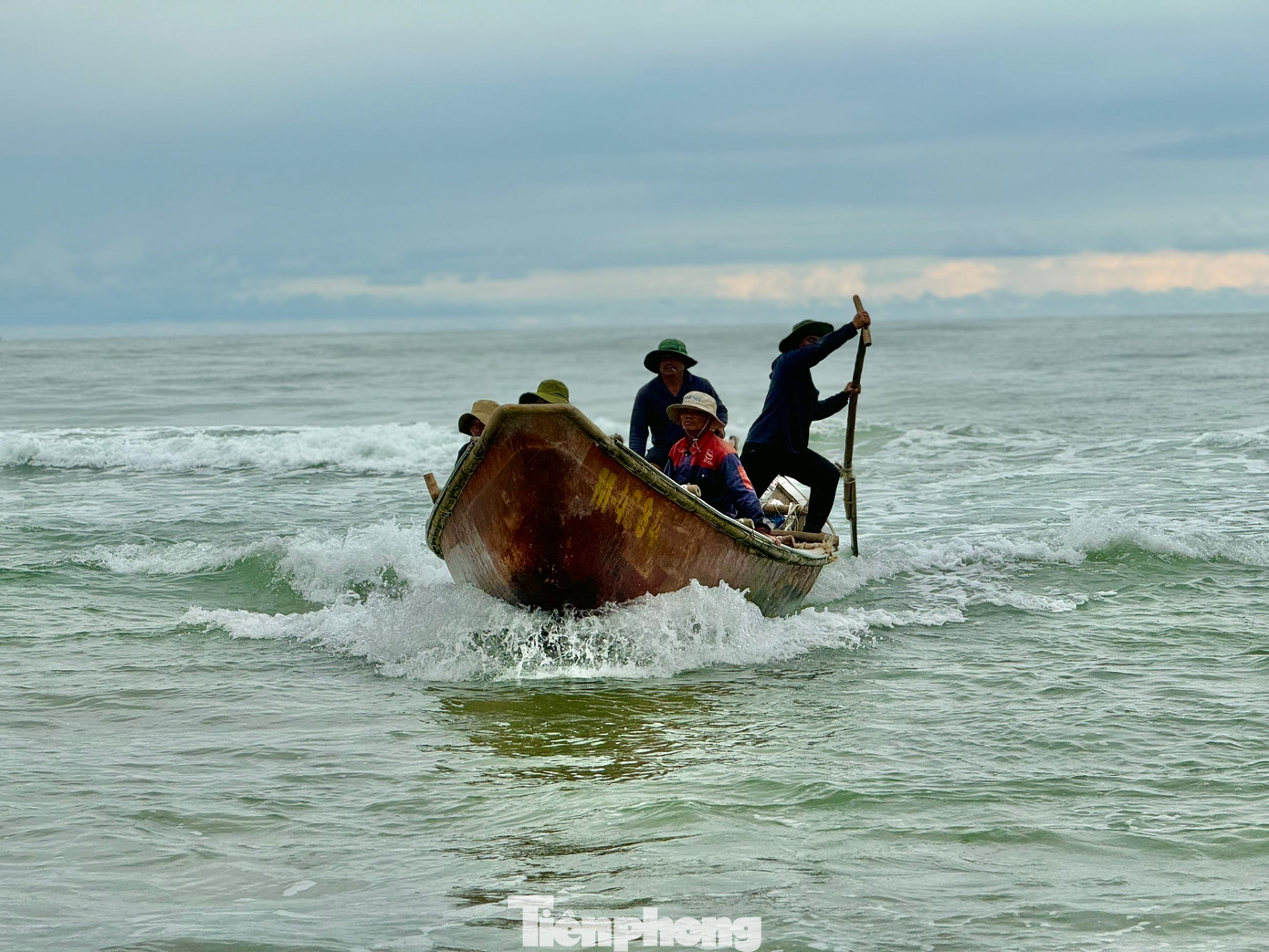 Họ bắt đầu ra biển từ 4h đến 8h là trở về. Tuy nhiên do những ngày này lượng hải sản vào bờ nhiều nên họ tranh thủ ra khơi 2 - 3 chuyến/ngày.