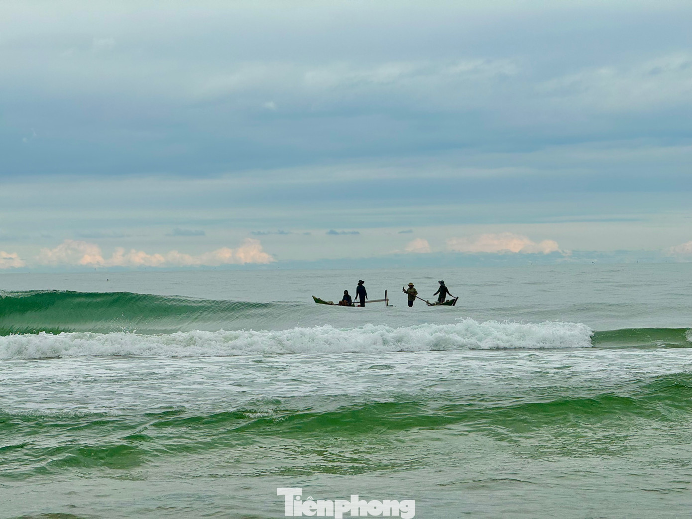 Để đưa được thuyền, ghe ra khơi các ngư dân nơi đây phải liều mình, “đánh cược tính mạng” vượt qua những cơn sóng lớn cao từ 3 - 5m, làm cho bất cứ ai chứng kiến phải lo sợ cho sự an nguy của các ngư dân.