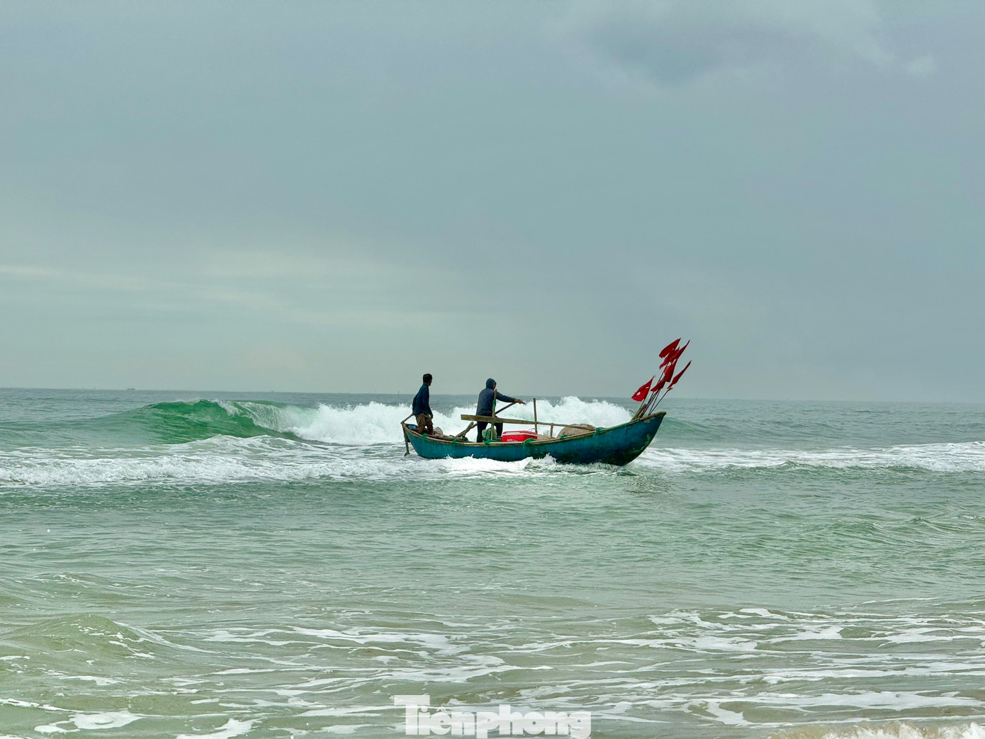 Để đưa được thuyền, ghe ra khơi các ngư dân nơi đây phải liều mình, “đánh cược tính mạng” vượt qua những cơn sóng lớn cao từ 3 - 5m, làm cho bất cứ ai chứng kiến phải lo sợ cho sự an nguy của các ngư dân.