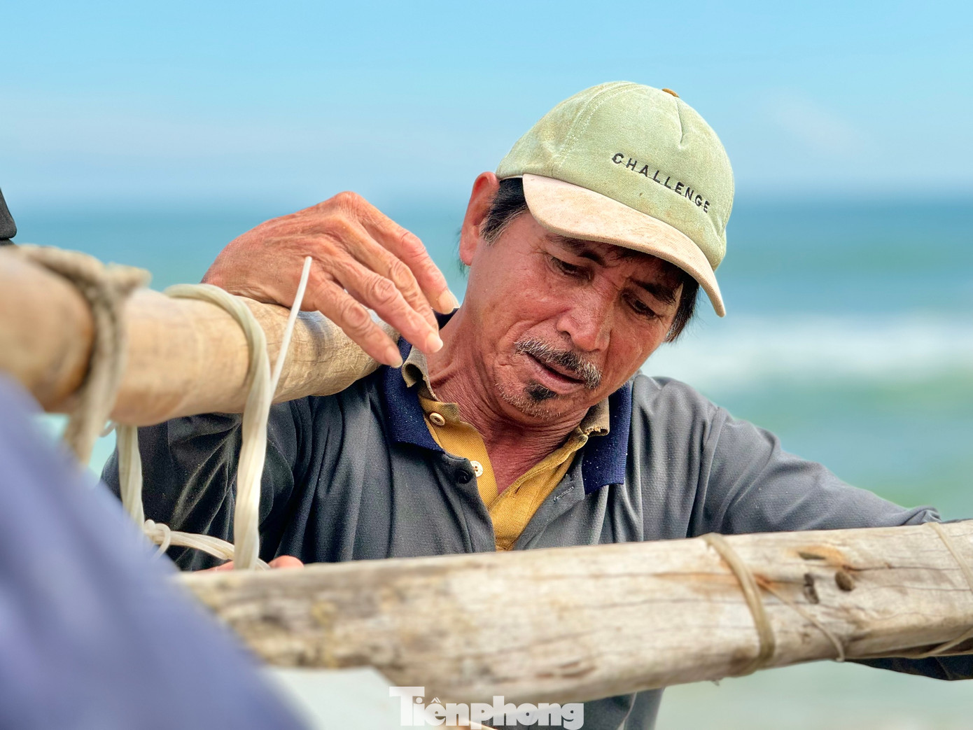 Ngư dân Trần Quyền (trú xã Đức Minh, huyện Mộ Đức) cho biết, đi biển mùa này vất vả, nguy hiểm lắm vì sóng lớn, nhưng đổi lại hải sản nhiều, giá thành cao nên ngư dân ở đây ai cũng ham.