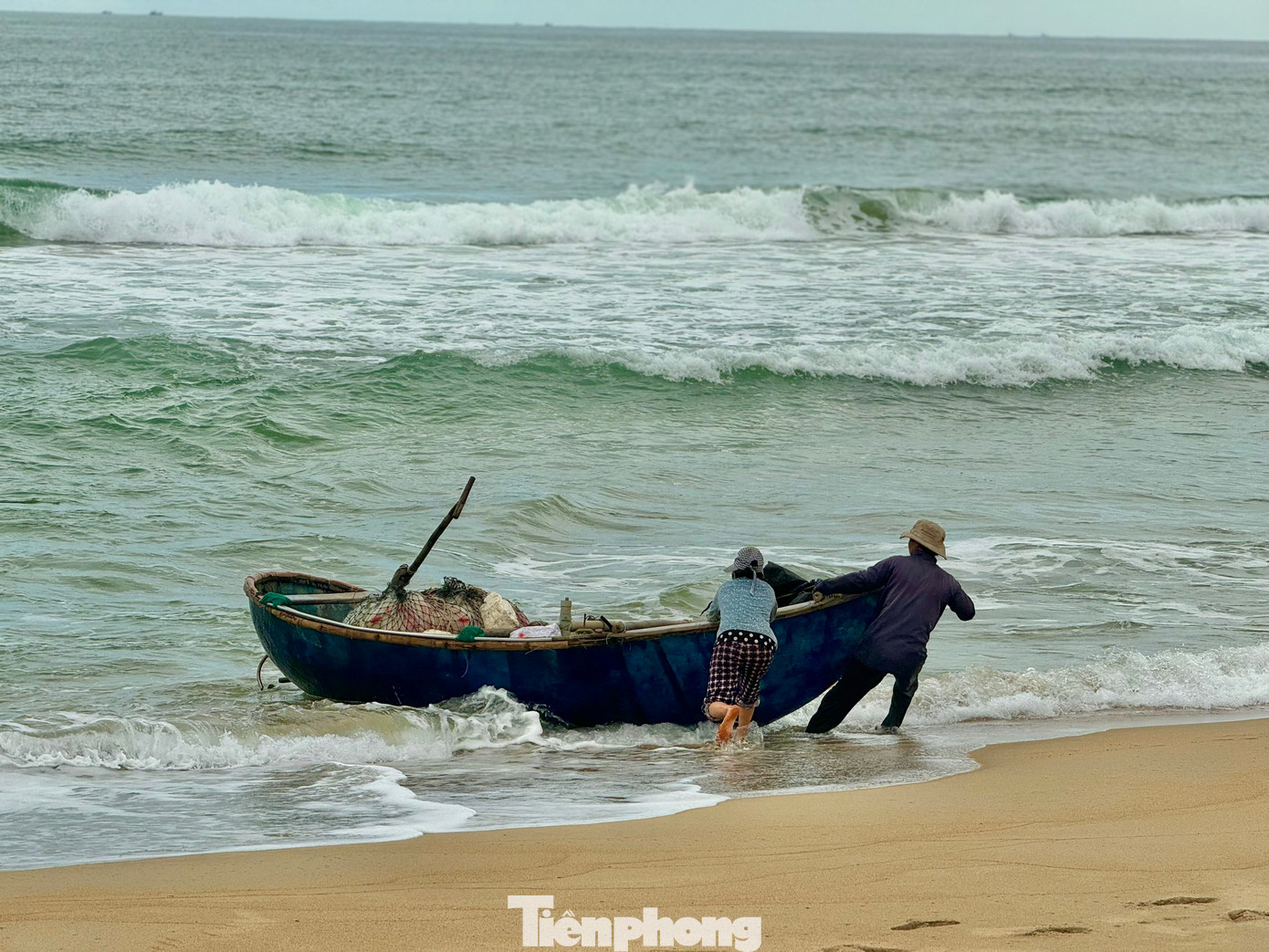 Đa phần những chiếc thuyền của ngư dân chỉ có công suất dưới 20 mã lực thường đánh bắt cách bờ chừng 5 hải lý. Thuyền nhỏ đi 1 - 2 người, thuyền lớn đi 5 người, họ chủ yếu là anh em hoặc người thân trong nhà.