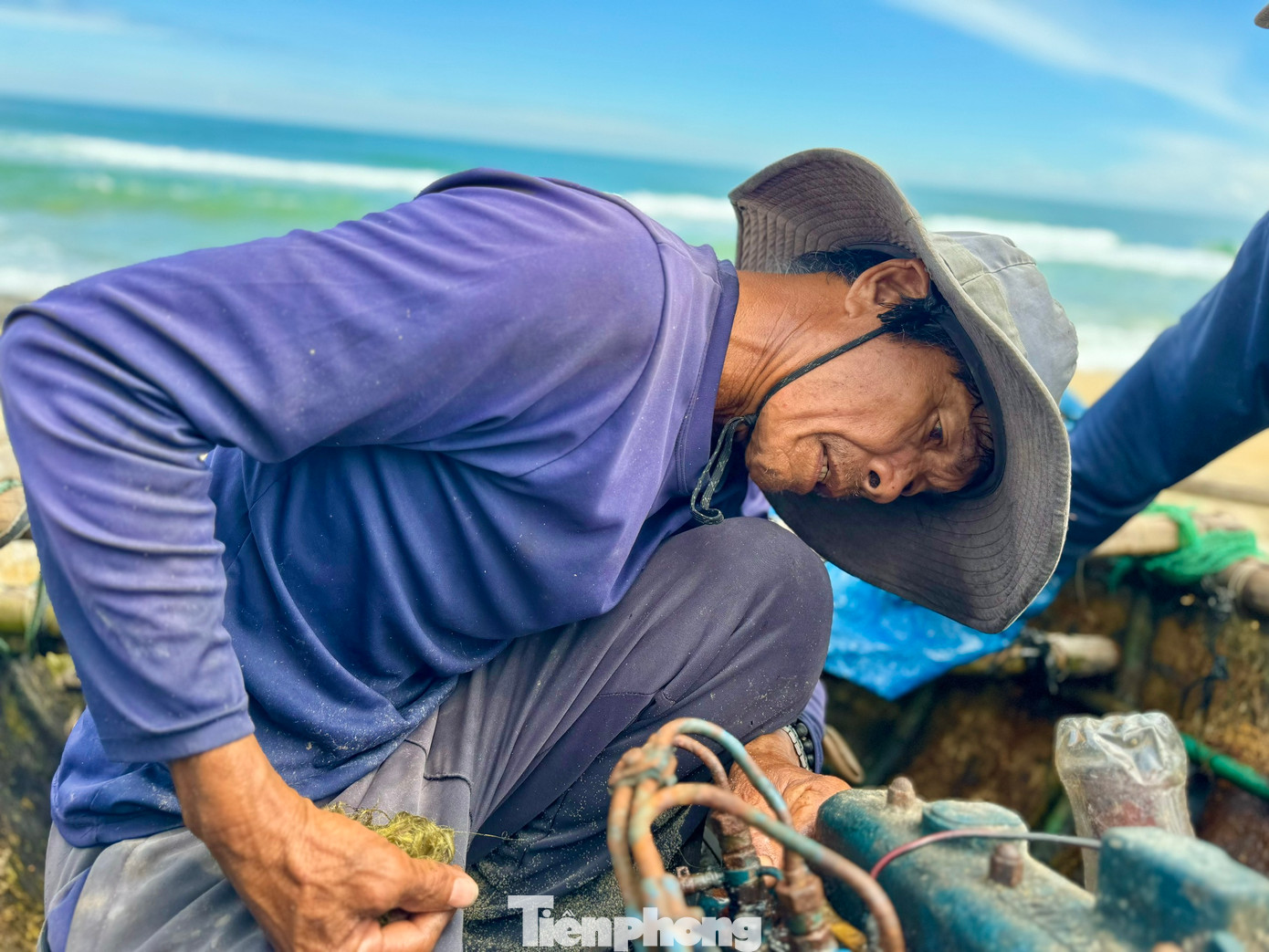 "Đã có không ít vụ tai nạn đáng tiếc đã xảy ra, nhẹ thì lật ghe, trôi ngư lưới cụ, còn nặng thì ngư dân chúng tôi có thể đánh đổi bằng cả mạng sống và chuyện ra khơi bất thành không phải là chuyện hiếm", ngư dân Nguyễn Hiệu cho hay.