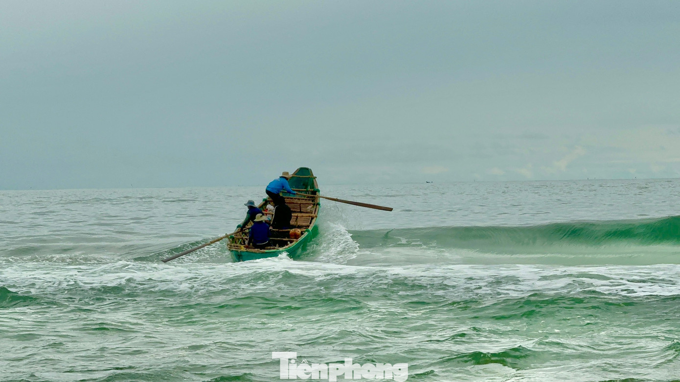 Theo các ngư dân vùng bãi ngang ven biển xã Đức Minh (huyện Mộ Đức, tỉnh Quảng Ngãi), sau mưa bão, biển động mạnh cũng là thời điểm cá và nhiều loại hải sản khác vào ở vùng biển gần bờ rất nhiều. Ngoài ra, khi thời tiết xấu thì giá hải sản cũng tăng cao, nên “kích thích” ngư dân ra khơi.