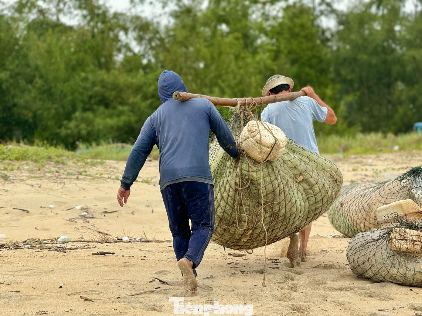 Ngư lưới cụ được mang lên bờ sau chuyến ra khơi.