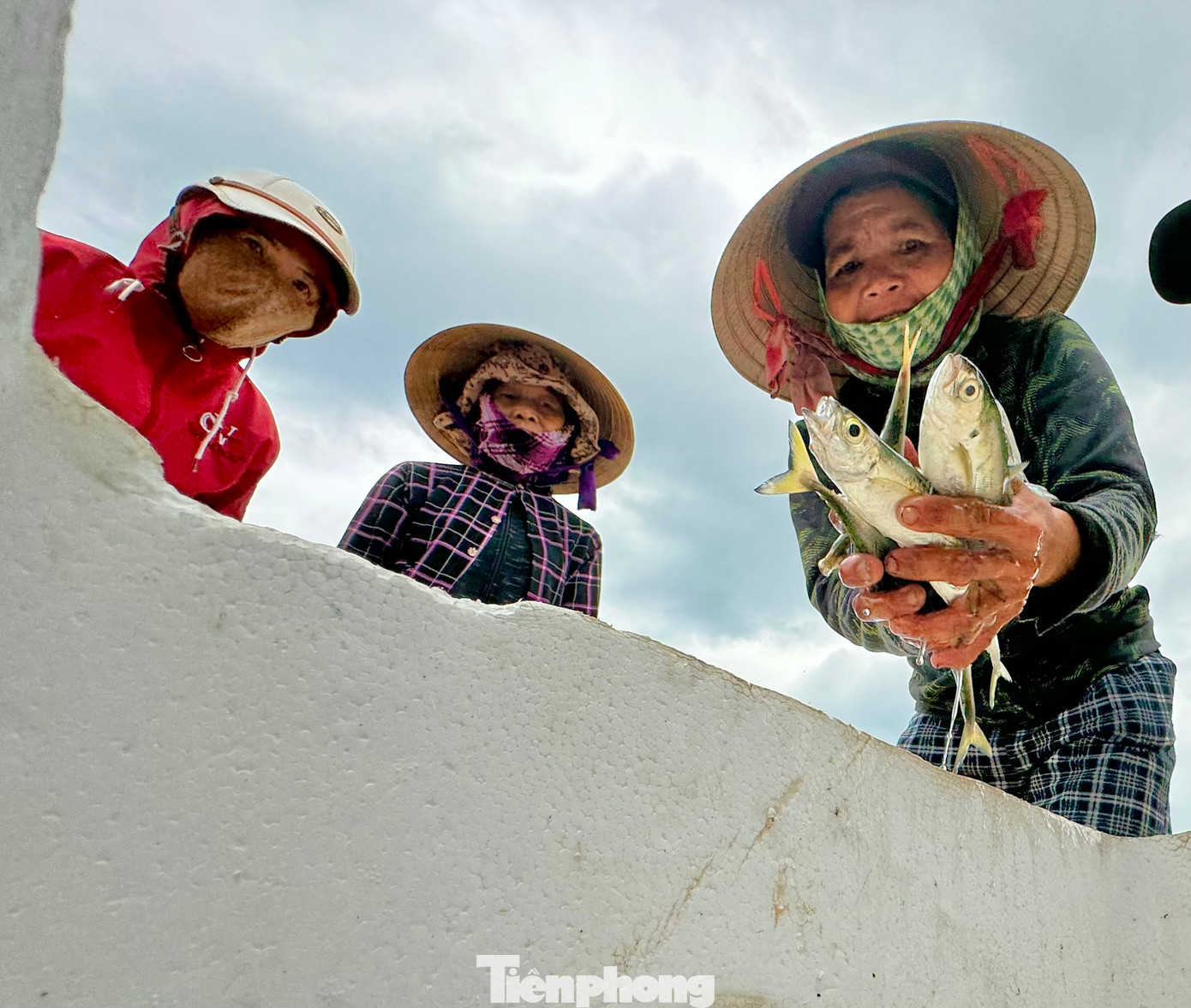 Thuyền vừa cập bờ, các thương lái đã có mặt ngay trên bờ biển để mua cá mang đi tiêu thụ.