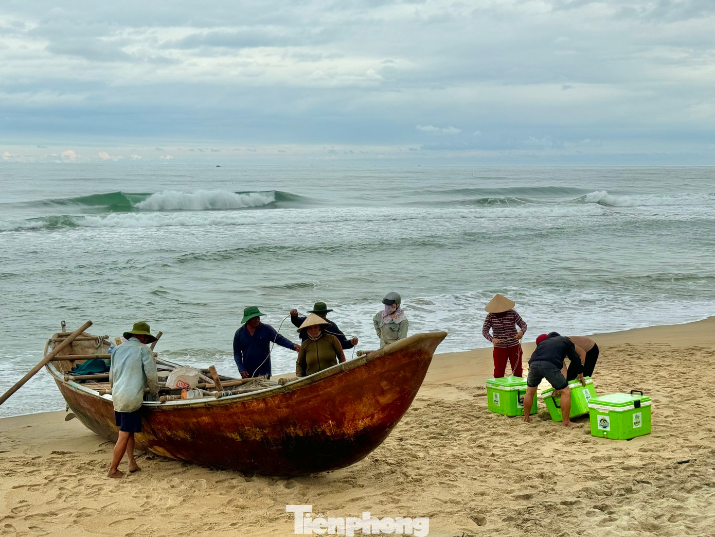 Mặc dù mức thu nhập sau những chuyến ra khơi trong mùa biển động cao hơn rất nhiều lần so với ngày thường, nhưng không phải ngư dân nào cũng dám “thi gan” với sóng dữ, bởi những bất trắc luôn rình rập...