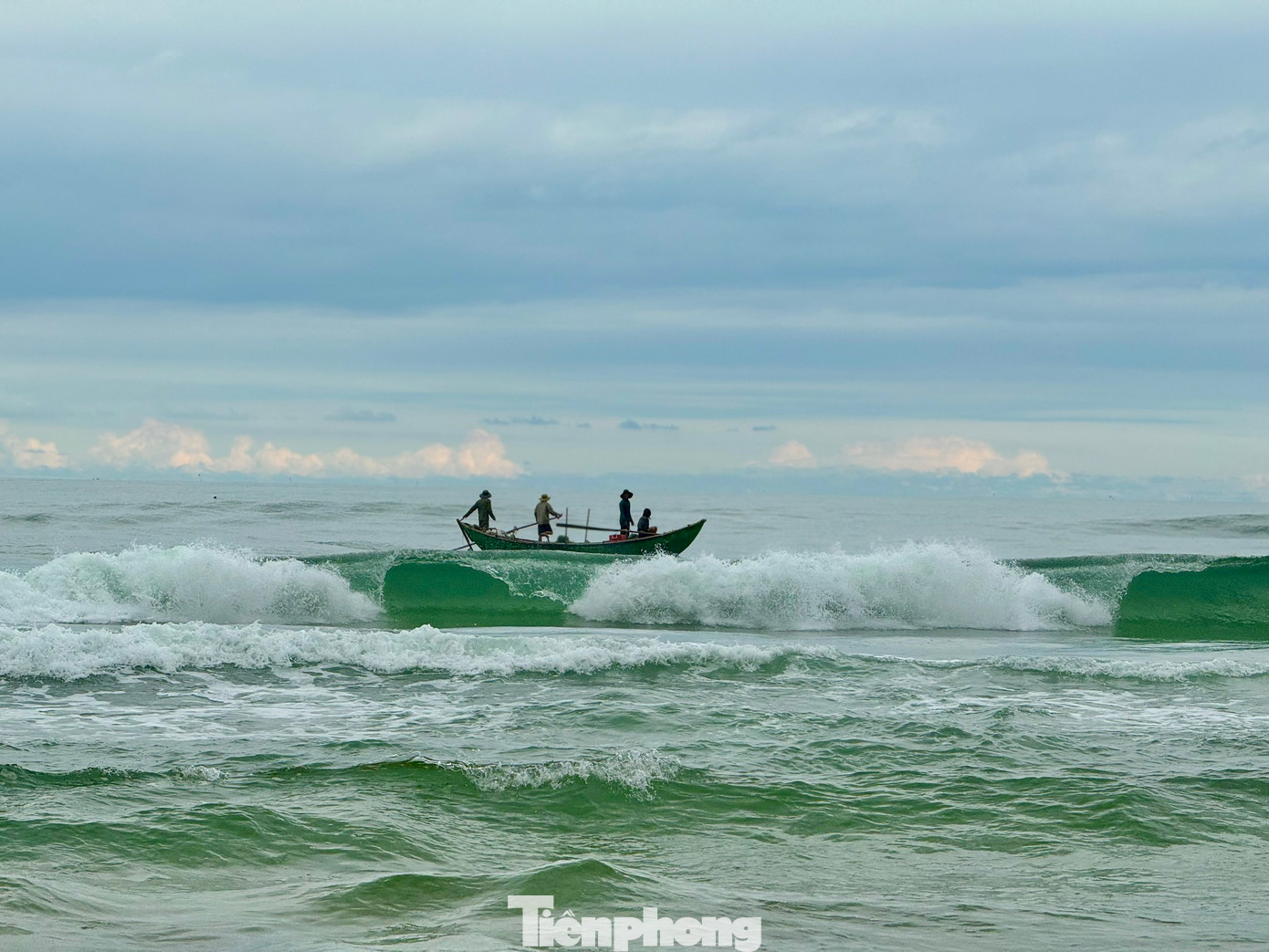 Để đưa được thuyền, ghe ra khơi các ngư dân nơi đây phải liều mình, “đánh cược tính mạng” vượt qua những cơn sóng lớn cao từ 3 - 5m, làm cho bất cứ ai chứng kiến phải lo sợ cho sự an nguy của các ngư dân.