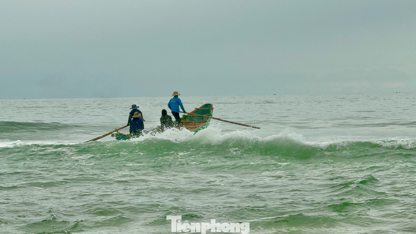 Theo các ngư dân vùng bãi ngang ven biển xã Đức Minh (huyện Mộ Đức, tỉnh Quảng Ngãi), sau mưa bão, biển động mạnh cũng là thời điểm cá và nhiều loại hải sản khác vào ở vùng biển gần bờ rất nhiều. Ngoài ra, khi thời tiết xấu thì giá hải sản cũng tăng cao, nên “kích thích” ngư dân ra khơi.