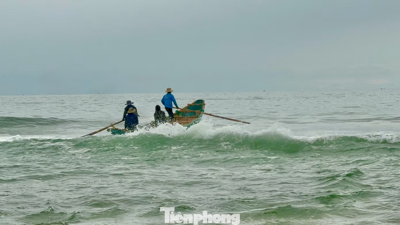 Theo các ngư dân vùng bãi ngang ven biển xã Đức Minh (huyện Mộ Đức, tỉnh Quảng Ngãi), sau mưa bão, biển động mạnh cũng là thời điểm cá và nhiều loại hải sản khác vào ở vùng biển gần bờ rất nhiều. Ngoài ra, khi thời tiết xấu thì giá hải sản cũng tăng cao, nên “kích thích” ngư dân ra khơi. Theo các ngư dân vùng bãi ngang ven biển xã Đức Minh (huyện Mộ Đức, tỉnh Quảng Ngãi), sau mưa bão, biển động mạnh cũng là thời điểm cá và nhiều loại hải sản khác vào ở vùng biển gần bờ rất nhiều. Ngoài ra, khi thời tiết xấu thì giá hải sản cũng tăng cao, nên “kích thích” ngư dân ra khơi.