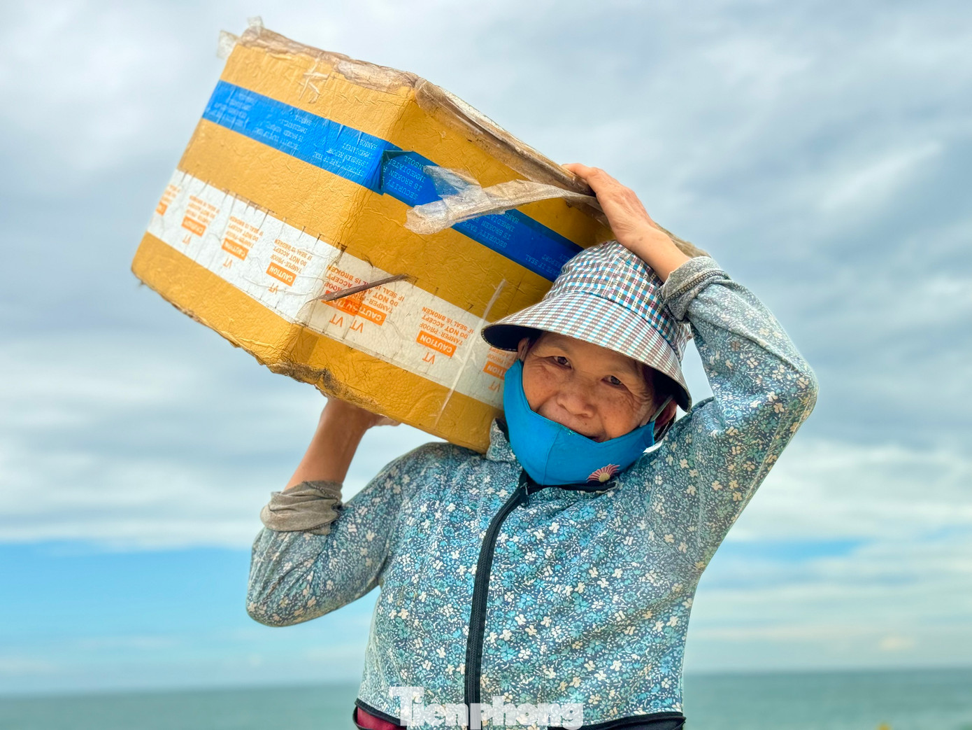 Cá được đưa lên bờ, phân loại bán cho thương lái.