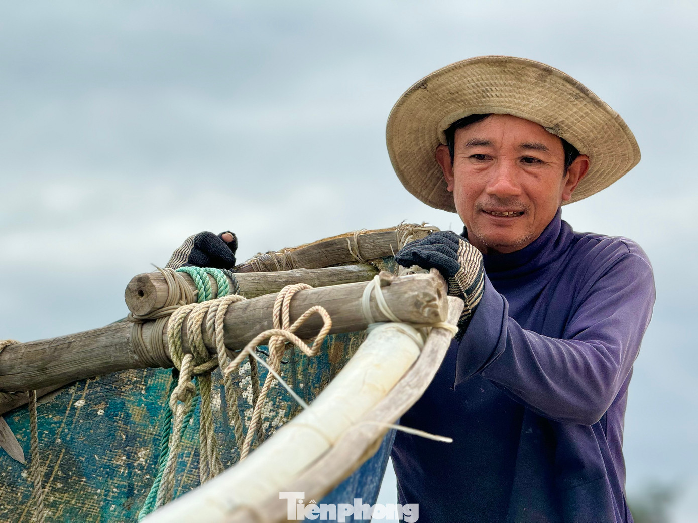 “Mùa này biển động là thời điểm cá tôm nhiều hơn hẳn các tháng biển lặng. Hôm nay ra khơi 2 lần cũng kiếm được 3 triệu đồng. Dẫu biết ra khơi mùa này thường gặp nhiều bất trắc nhưng vì miếng cơm nên ngư dân chúng tôi đành đánh liều vậy thôi”, ngư dân Dương Nhị (trú xã Đức Minh, huyện Mộ Đức) nói.