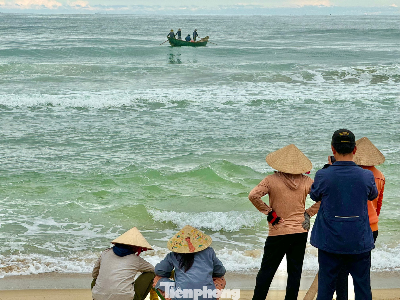 Dù biết nguy hiểm, nhưng nhiều ngư dân vẫn đánh cược để mưu sinh.