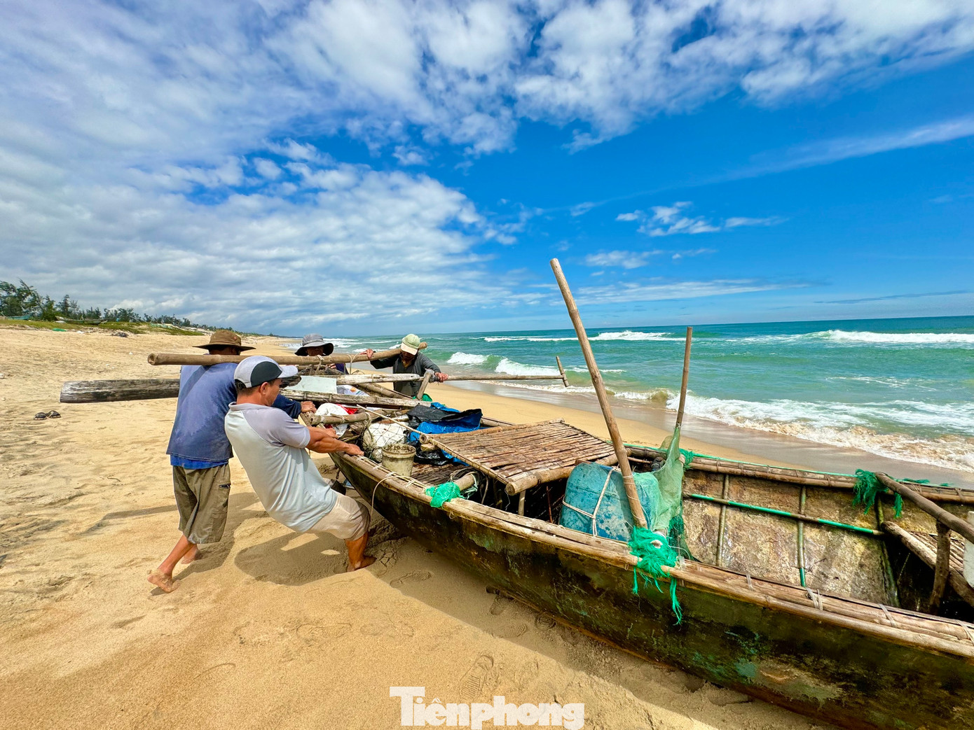 Trung bình sau mỗi chuyến ra khơi, một ngư dân có thể kiếm được từ 700 nghìn đồng - 1 triệu đồng, có hôm may mắn, trúng đậm mỗi ngư dân cũng kiếm được 2- 3 triệu đồng.