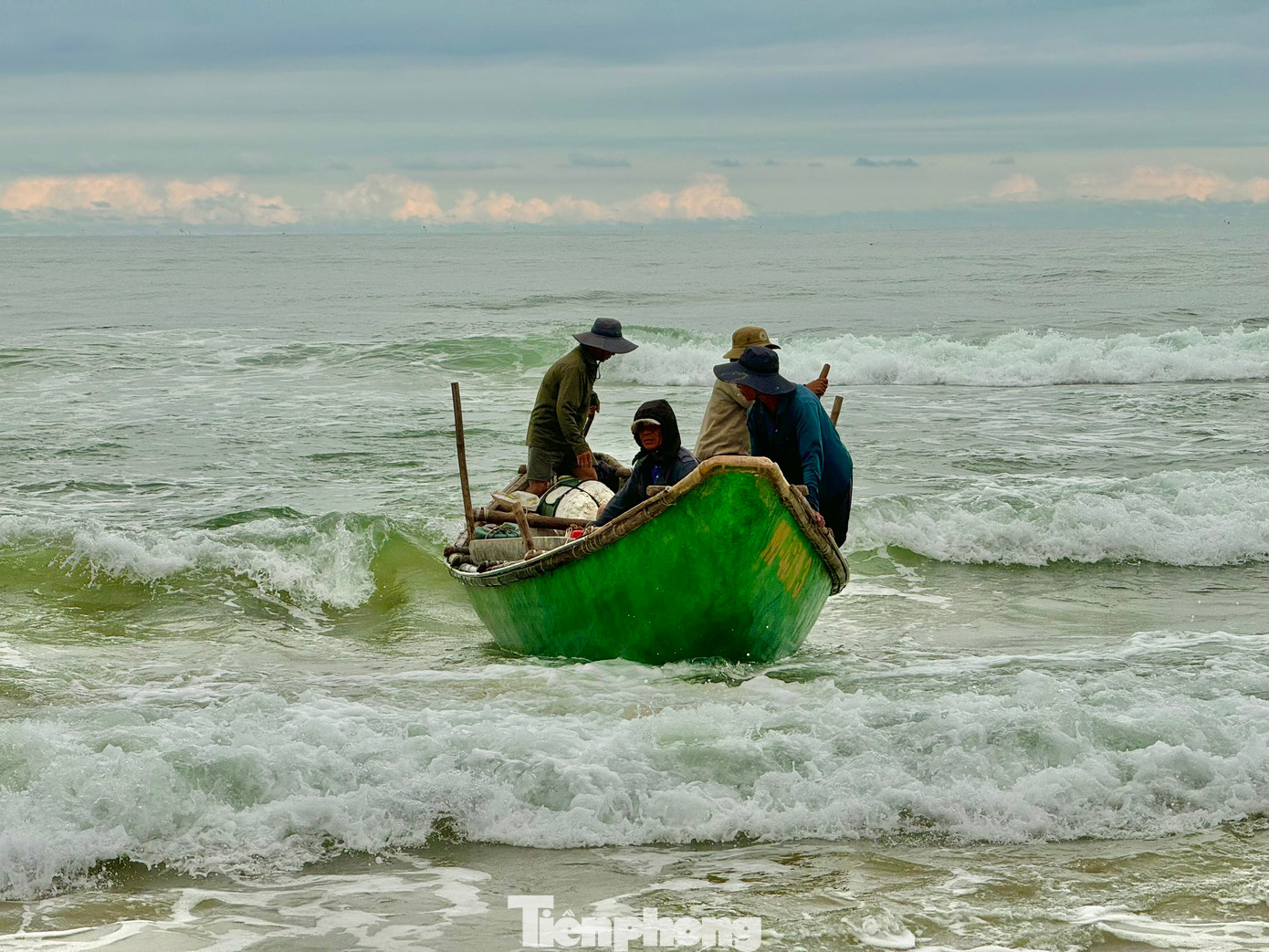 Họ bắt đầu ra biển từ 4h đến 8h là trở về. Tuy nhiên do những ngày này lượng hải sản vào bờ nhiều nên họ tranh thủ ra khơi 2 - 3 chuyến/ngày.