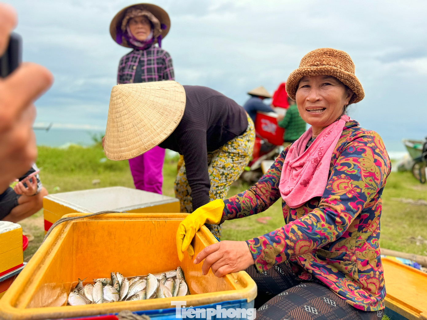 Thuyền vừa cập bờ, các thương lái đã có mặt ngay trên bờ biển để mua cá mang đi tiêu thụ.