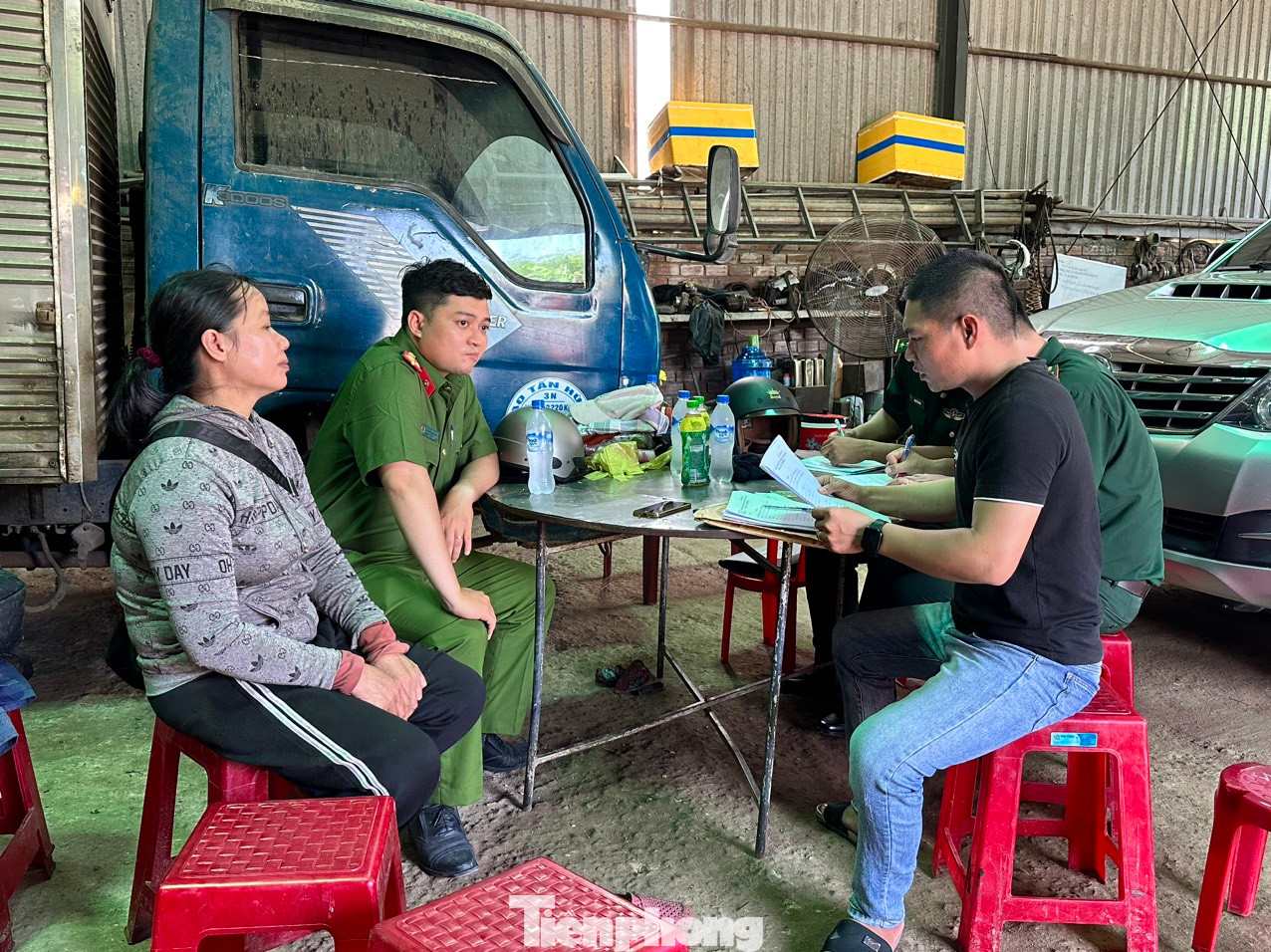 Lực lượng chức năng làm việc với bà Ngô Thị Bình.