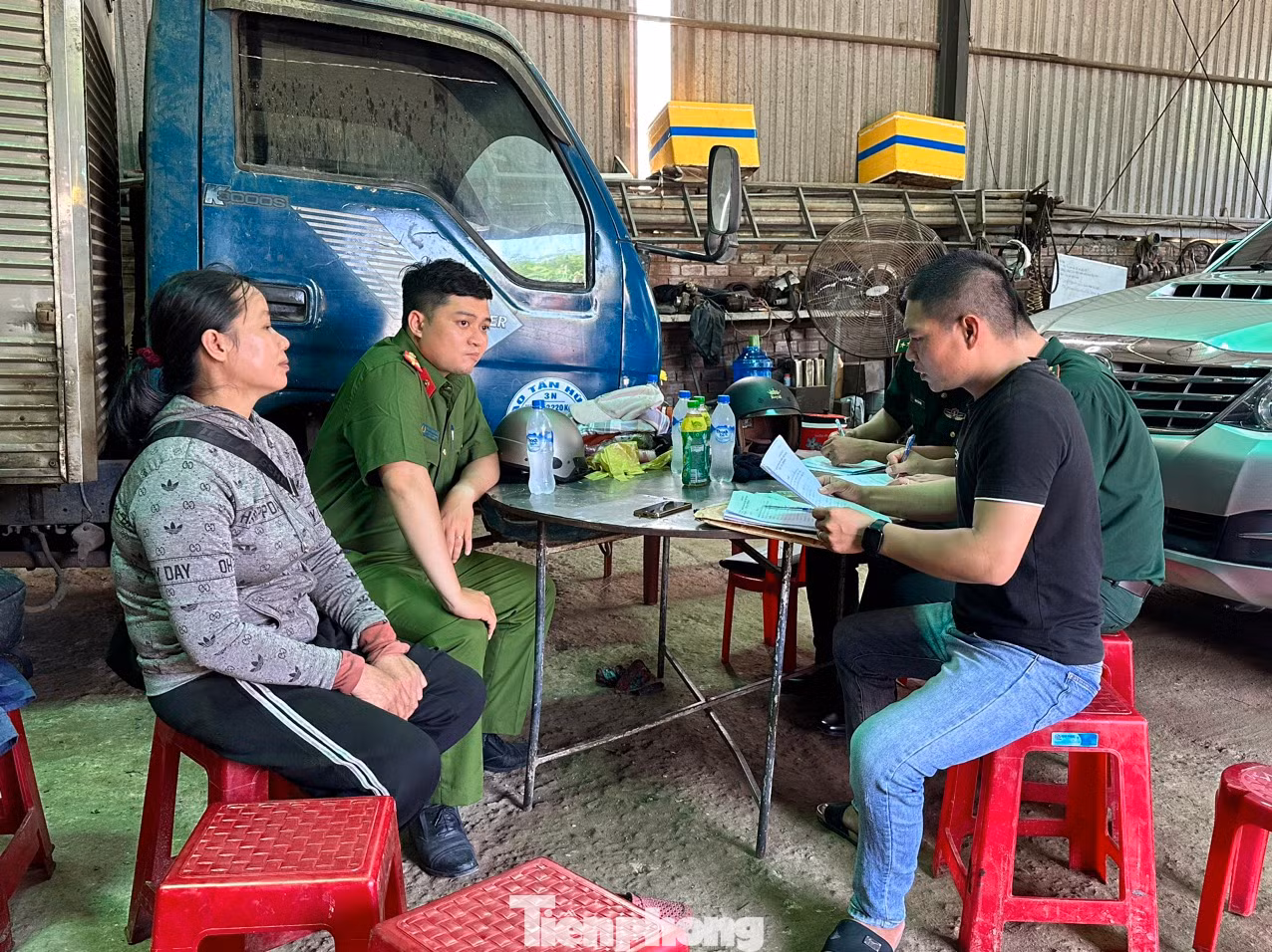 Lực lượng chức năng làm việc với bà Ngô Thị Bình.