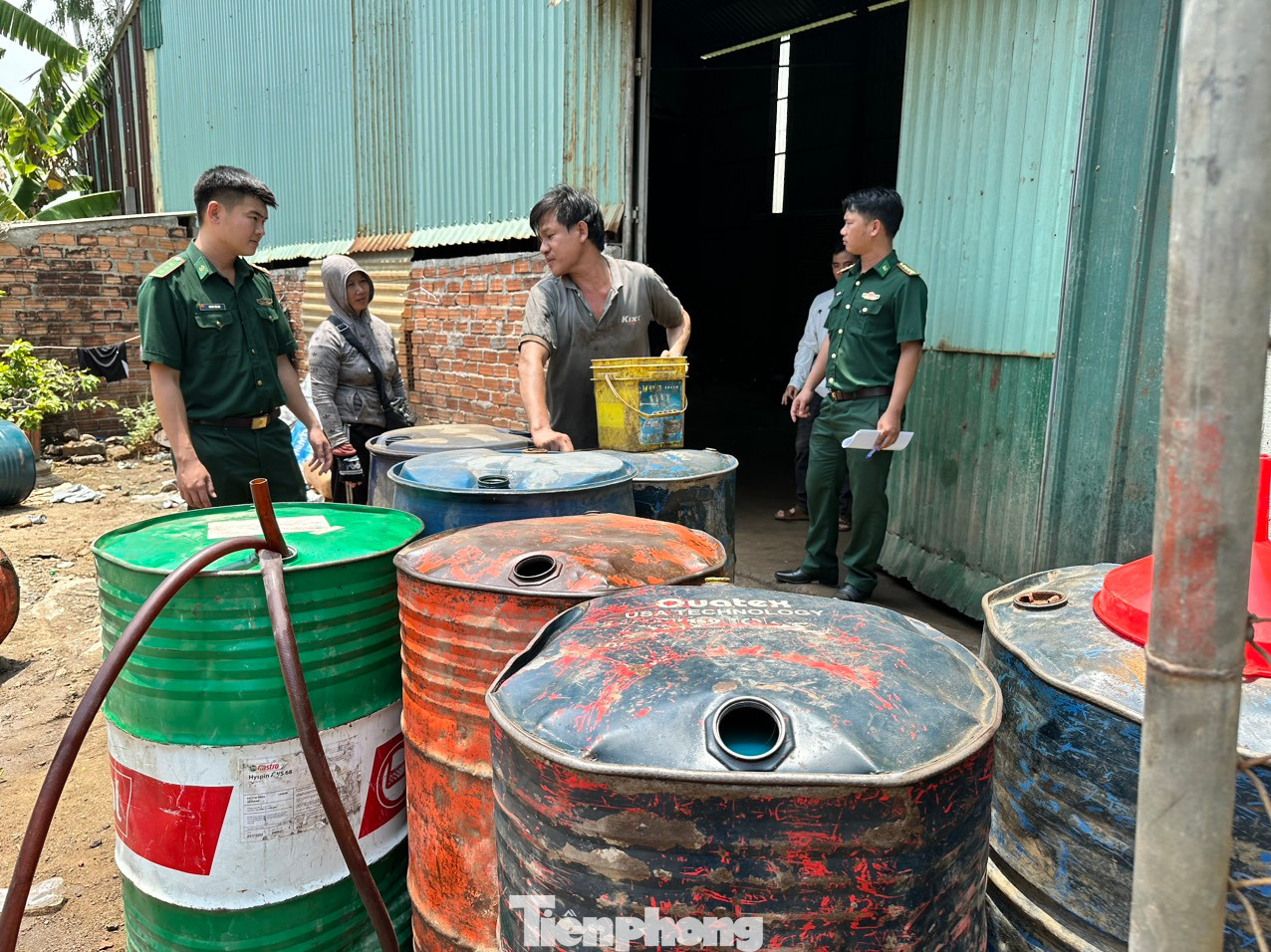 Kiểm tra kho hàng của bà Bình tại ở thôn Phú Long 1 (xã Bình Phước, huyện Bình Sơn), lực lượng chức năng phát hiện nhiều phuy sắt chứa dầu DO không có hóa đơn, chứng từ.