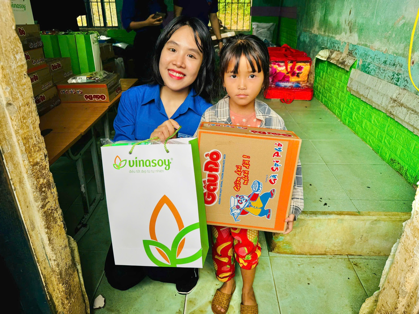 Ban tổ chức tặng quà cho các cháu thiếu nhi có hoàn cảnh khó khăn thôn Trà Bao. Ban tổ chức tặng quà cho các cháu thiếu nhi có hoàn cảnh khó khăn thôn Trà Bao.