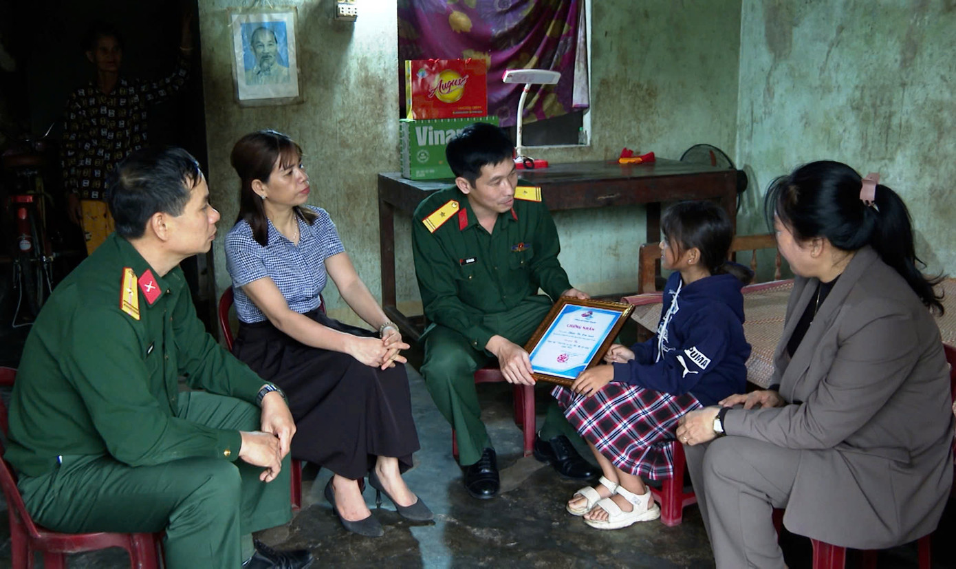 Các chiến sĩ Ban CHQS huyện Tư Nghĩa thăm gia đình em Phạm Thị Kim Sanh. Các chiến sĩ Ban CHQS huyện Tư Nghĩa thăm gia đình em Phạm Thị Kim Sanh.